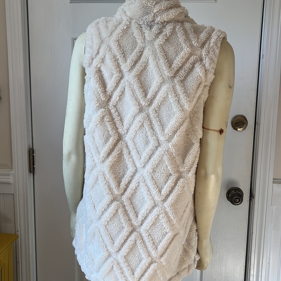 Koolaburra Ivory Textured Vest for Women - Picture 5 of 11